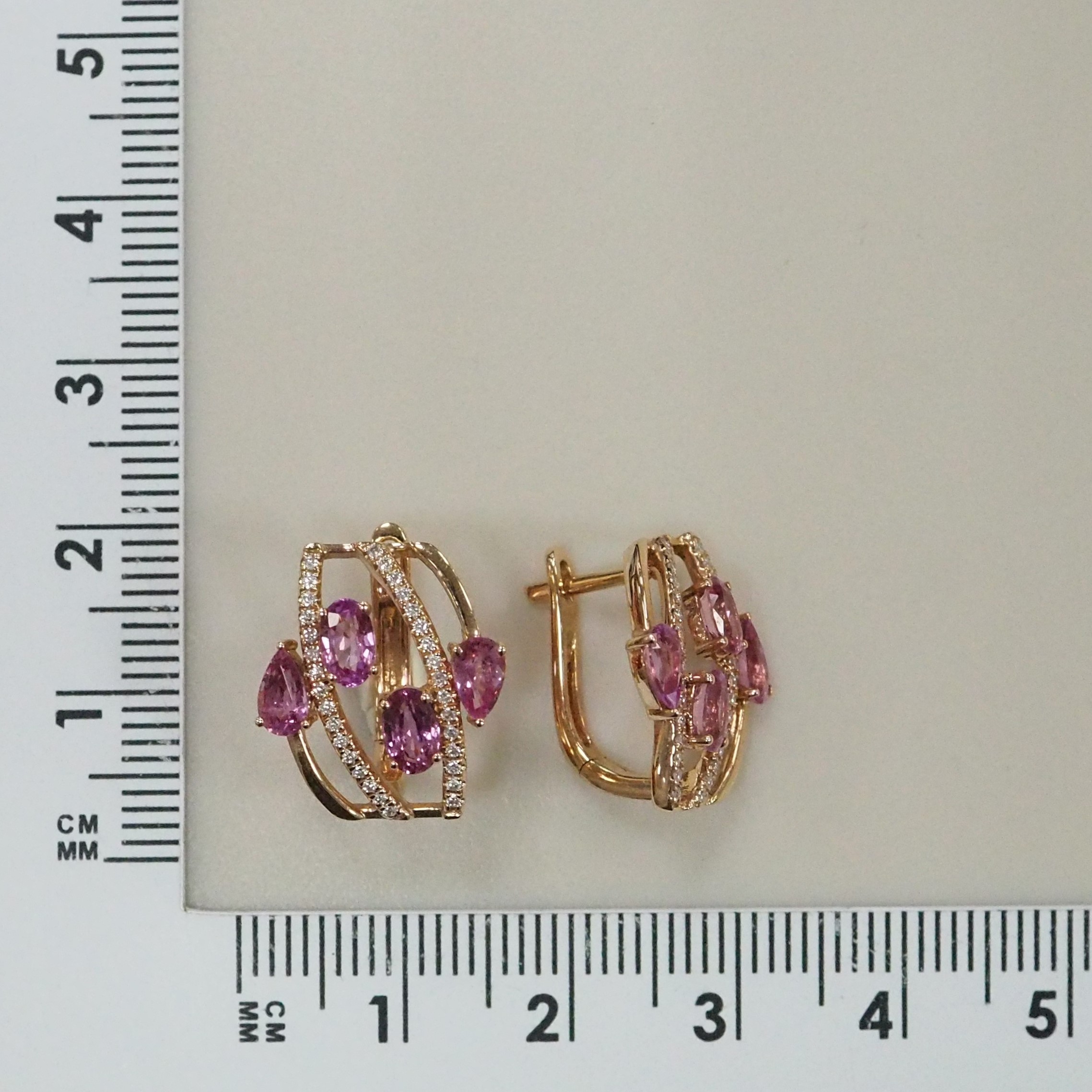 Серьги из золота с розовыми сапфирами